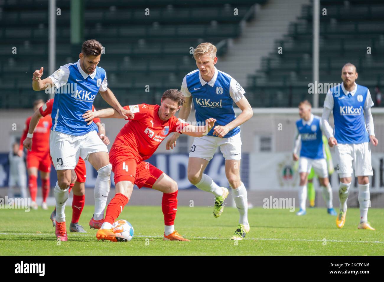 Nicola Serra di SV Drochtersen/Assel (a destra) e Luka Tankulic (a sinistra) di SV Meppen vie per la palla durante la finale della Coppa bassa sassonia tra SV Drochtersen/Assel e SV Meppen a Eilenriedestadium il 29 maggio 2021 ad Hannover, Germania. (Foto di Peter Niedung/NurPhoto) Foto Stock