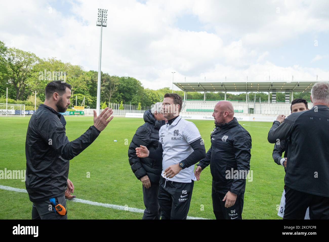 Rico Schmitt, allenatore di SV Meppen, festeggiamenti per vincere la coppa dopo la finale di Coppa bassa sassonia tra SV Drochtersen/assel e SV Meppen, a Eilenriedestadium il 29 maggio 2021 ad Hannover, Germania. (Foto di Peter Niedung/NurPhoto) Foto Stock