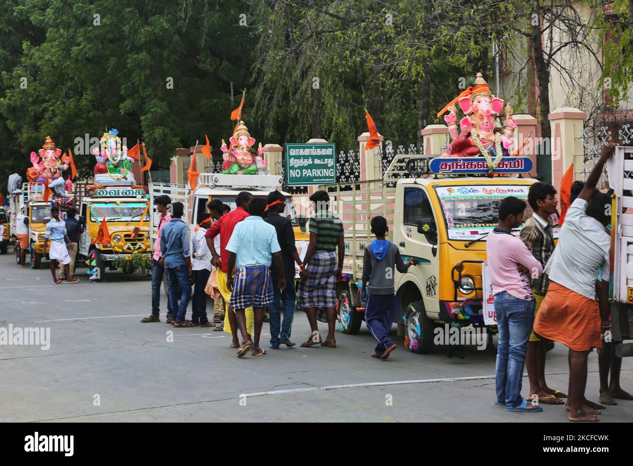 I devoti indù Tamil attaccano grandi idoli di argilla di Lord Ganesha (Lord Ganesh) ai veicoli prima di viaggiare dal tempio di Ganesh (Pillaiyar) all'oceano durante il festival di Ganesh Chaturthi nella città di Palani (Pazhani) in Tamil Nadu, India. Una volta all'oceano si svolgeranno preghiere prima dell'immersione degli idoli nell'oceano. Ganesh Chaturthi (noto anche come Vinayaka Chaturthi) è un festival indù che celebra l'arrivo di Ganesh sulla terra da Kailash Parvat con sua madre Dea Parvati. (Foto di Creative Touch Imaging Ltd./NurPhoto) Foto Stock