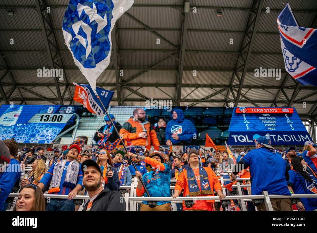 I tifosi del FC Cincinnati sventolano bandiere durante una partita di calcio MLS tra il FC Cincinnati e la Rivoluzione del New England al TQL Stadium, sabato 29 maggio 2021, a Cincinnati, OH. (Foto di Jason Whitman/NurPhoto) Foto Stock