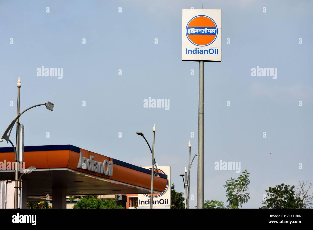 Una pompa di benzina indiana a Kolkata (India) il 30 maggio 2021. I contenitori di gas HP si trovano in un deposito a Kolkata , India , Il 30 maggio 2021 .i prezzi della benzina sono stati elevati per la 15th volta nel mese di maggio, causando i costi di 1 litro di benzina che attraversa 100 rupie soglia in molte città metropolitane dell'India secondo il rapporto dei media indiani . (Foto di Debarchan Chatterjee/NurPhoto) Foto Stock