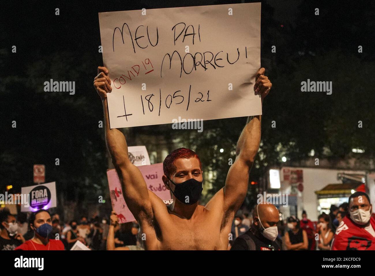 Felipe de Moura Xavier ha in mano un segno con le parole: "Mio padre è morto! Covid 19. 18/05/21” piangendo durante la protesta contro il presidente brasiliano Jair Bolsonaro a San Paolo, Brasile, 29 maggio 2021. (Foto di Felipe Beltrame/NurPhoto) Foto Stock