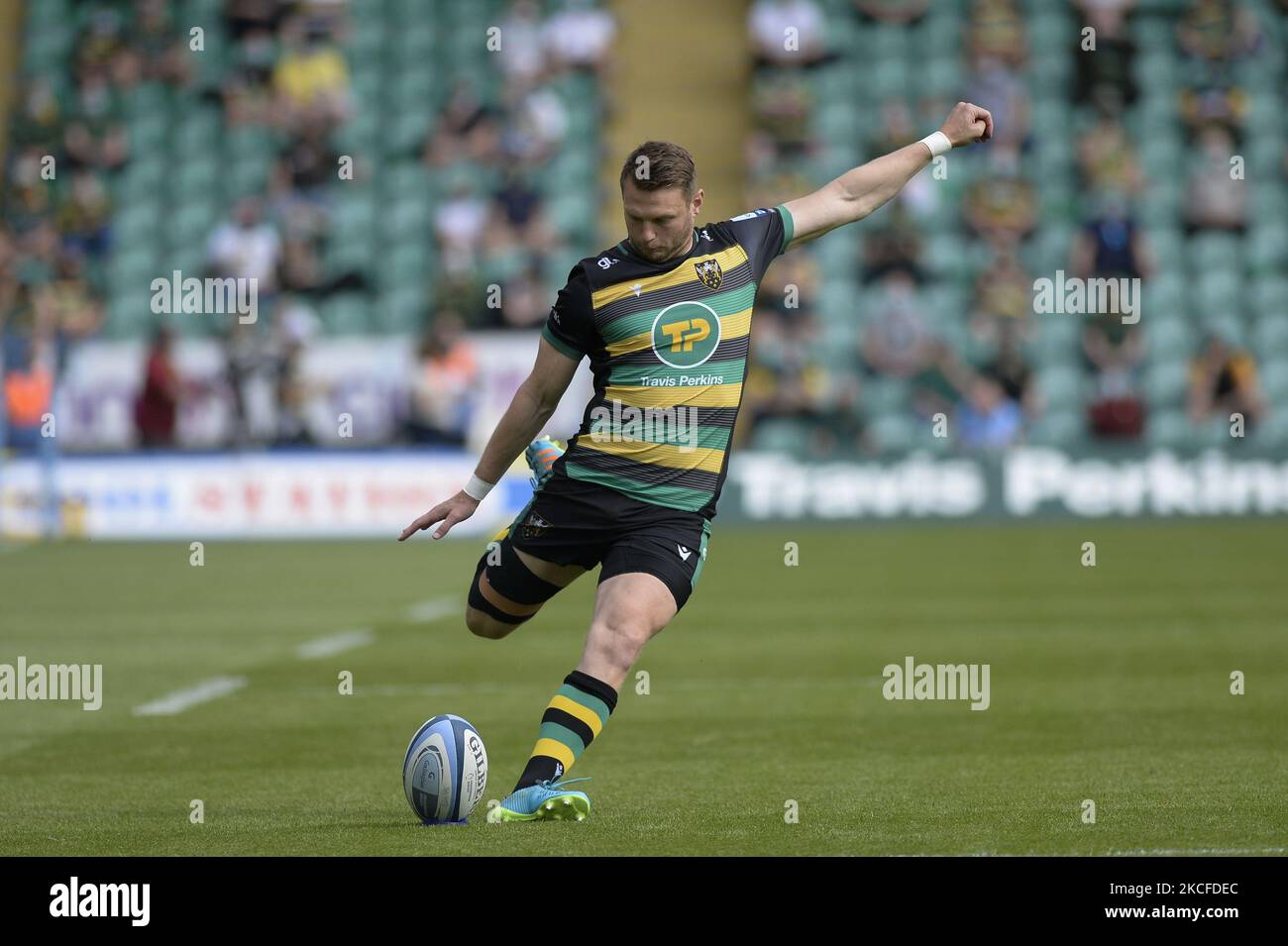 Northamptons Dan Biggar dà il via a questa prima conversione durante la partita Gallagher Premiership tra Northampton Saints e Wasps ai Franklin's Gardens, Northampton, sabato 29th maggio 2021. (Foto di ben Pooley/MI News/NurPhoto) Foto Stock