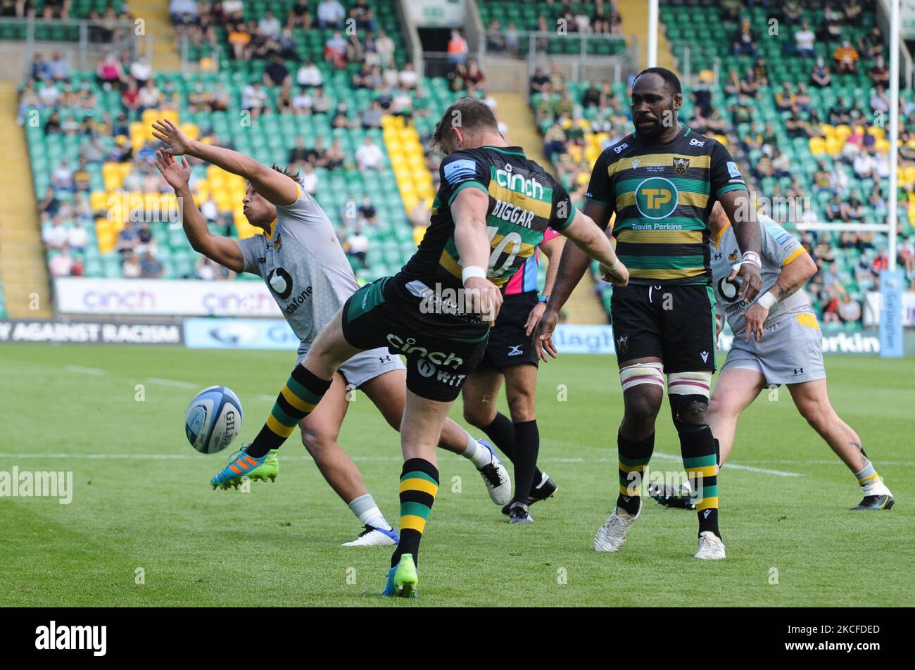 Northamptons Dan Biggar calcia la palla durante la partita Gallagher Premiership tra Northampton Saints e Wasps ai Franklin's Gardens, Northampton, sabato 29th maggio 2021. (Foto di ben Pooley/MI News/NurPhoto) Foto Stock