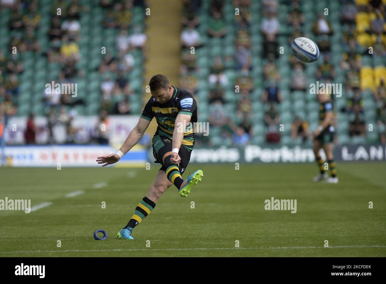 Northamptons Dan Biggar dà il via a questa prima conversione durante la partita Gallagher Premiership tra Northampton Saints e Wasps ai Franklin's Gardens, Northampton, sabato 29th maggio 2021. (Foto di ben Pooley/MI News/NurPhoto) Foto Stock