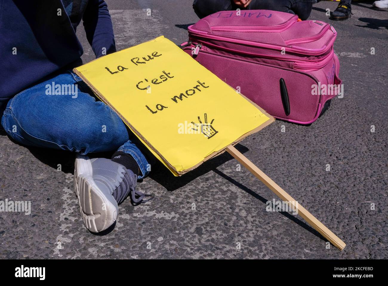 Manifestazione per diritto di alloggio a Parigi, in Francia, il 30 maggio 2021, per denunciare la fine della ''tregua invernale'' e l'inizio di sfratti in affitto. La manifestazione è stata un'occasione per imporre alla prefettura il rehousing di quasi 800 persone. (Foto di Vincent Koebel/NurPhoto) Foto Stock