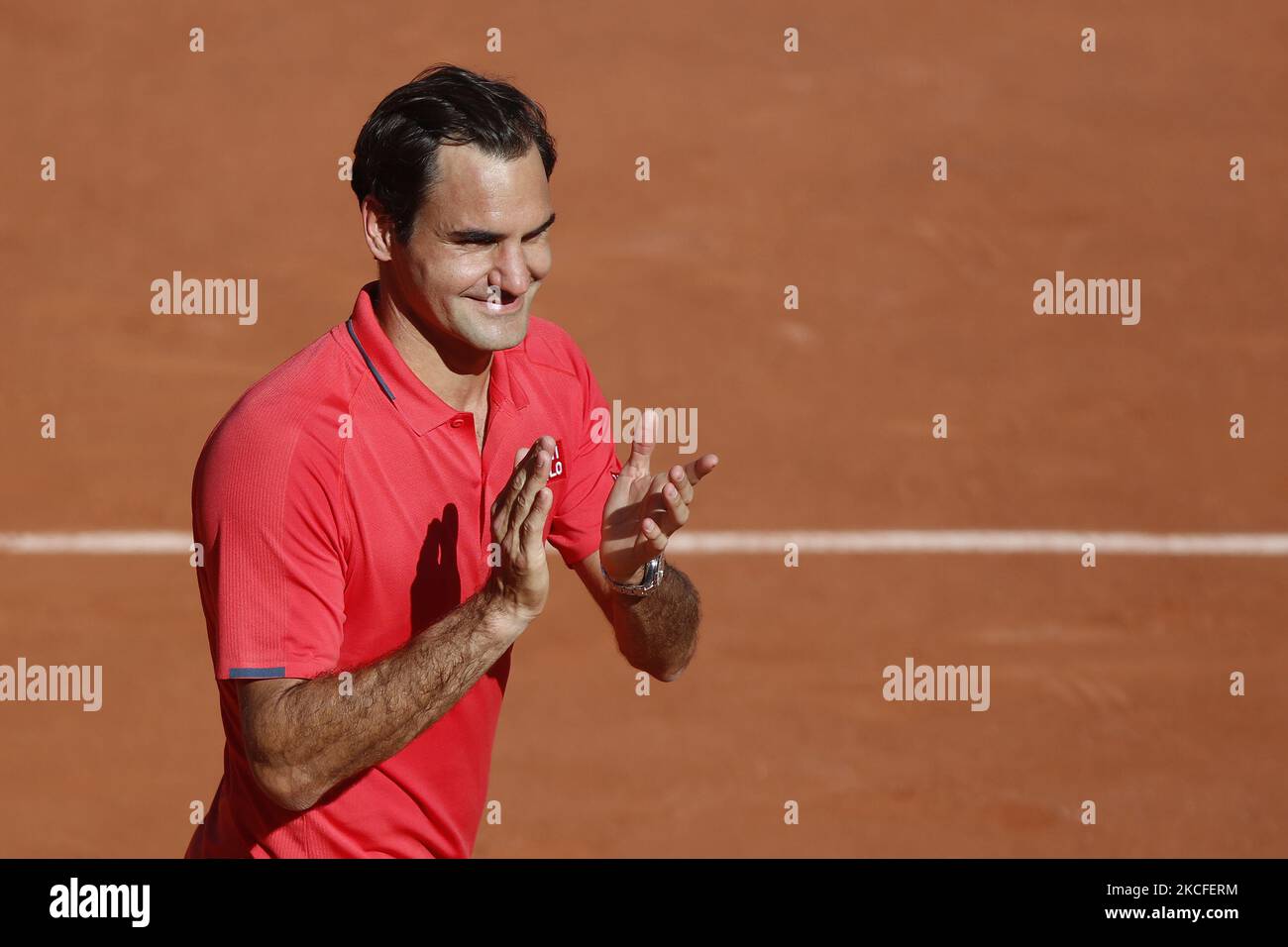 Roger Federer di Svizzera durante la sua vittoria del 6-2 6-4 6-3 su Dennis Istomin di Uzbekistan nel primo turno dei singoli maschili a Roland Garros il 31 maggio 2021 a Parigi (Francia).(Photo by Mehdi Taamallah/NurPhoto) Foto Stock