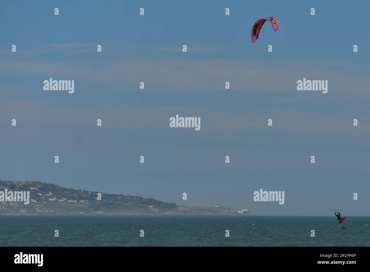 Un appassionato di kitesurf gode di buon tempo volando su Bull Island con Howth sullo sfondo. Mercoledì 31 marzo 2021 a Dublino, Irlanda. (Foto di Artur Widak/NurPhoto) Foto Stock