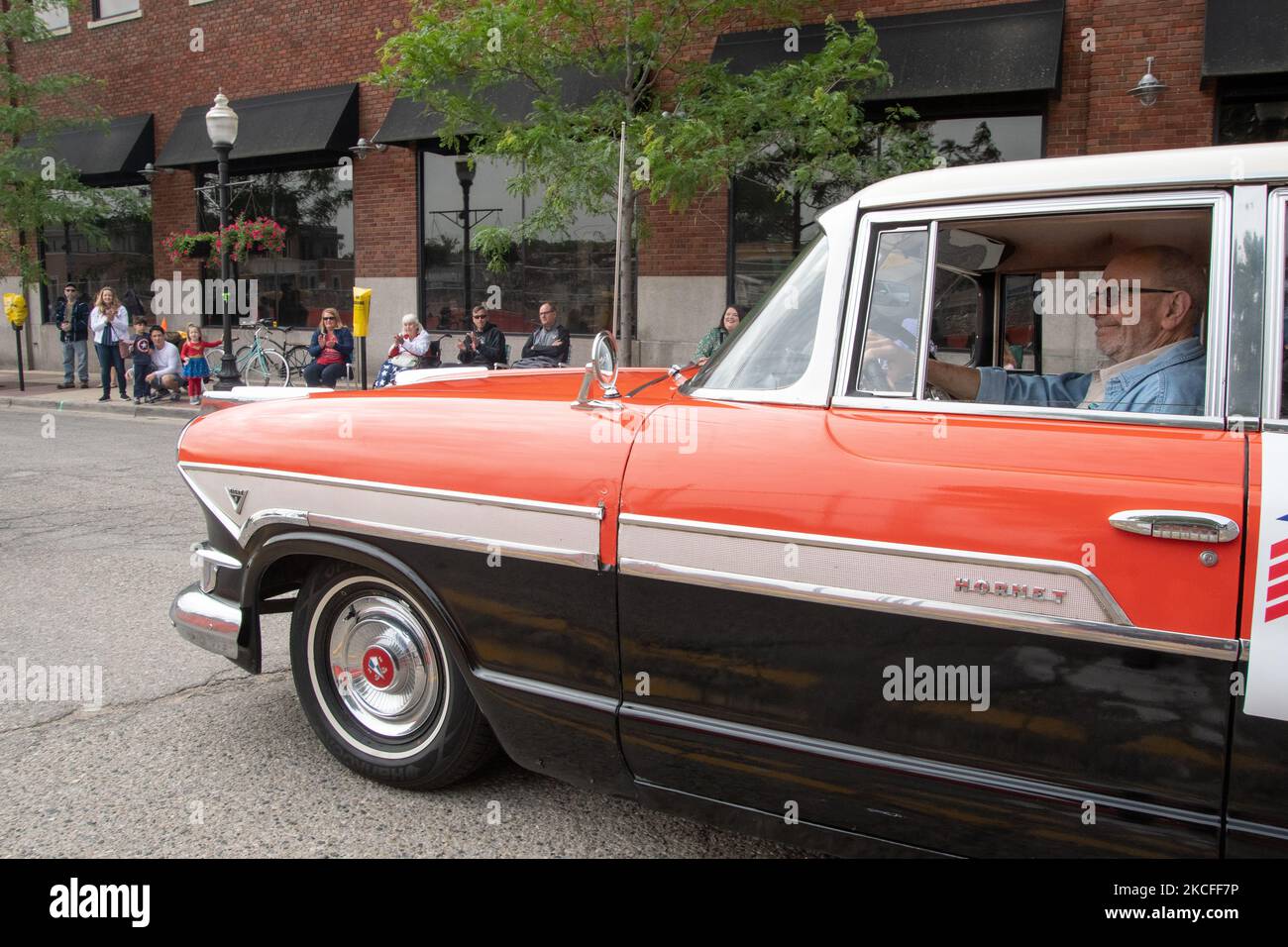 Un'auto classica percorre il viale mentre i residenti di Royal Oak, Michigan, costeggiano le strade del centro il 31 maggio 2021 per vedere la Memorial Day Parade, una tradizione americana che onora i soldati caduti che hanno avuto origine negli anni successivi alla guerra civile. (Foto di Adam J. Dewey/NurPhoto) Foto Stock