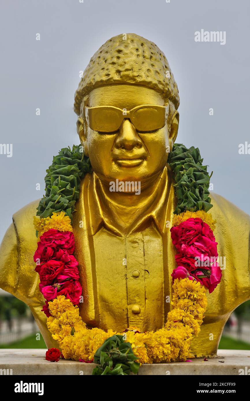 Statua di MONS al complesso commemorativo M.G.R e Jayalithaa (ufficialmente Bharat Ratna Puratchi Thalaivar Dr. M.G.R e Puratchi Thalaivi Amma Selvi. Jayalithaa Memorial Complex) è un complesso commemorativo costruito sulla spiaggia di Marina a Chennai, Tamil Nadu, India. Il memoriale è stato costruito in memoria degli ex capi ministri del Tamil Nadu, M. G. Ramachandran, J. Jayalithaa e Karunanidhi i cui corpi sono stati sepolti nel sito il 6 dicembre 2016. (Foto di Creative Touch Imaging Ltd./NurPhoto) Foto Stock