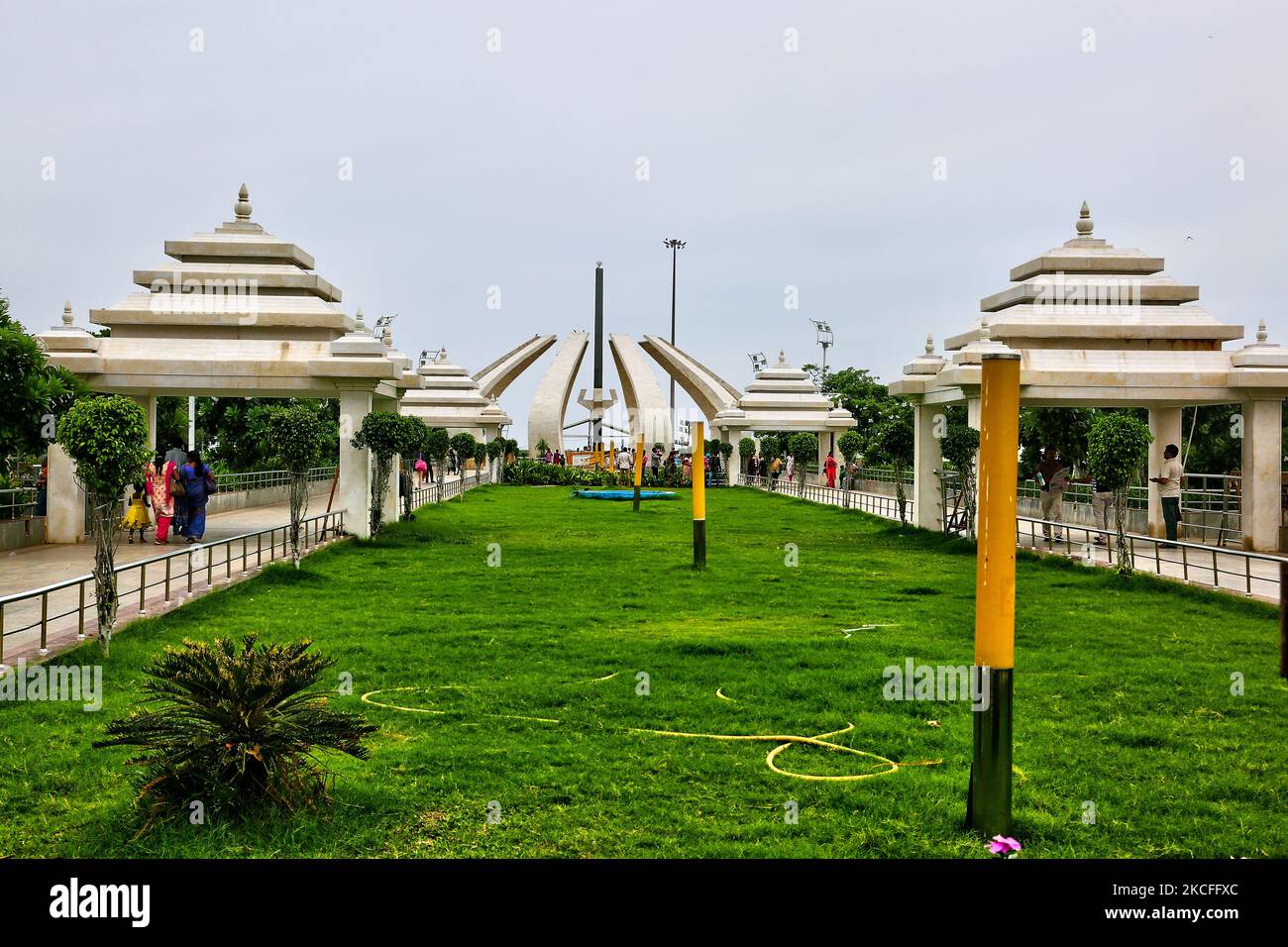 M.G.R e Jayalithaa Memorial Complex (ufficialmente Bharat Ratna Puratchi Thalaivar Dr. M.G.R e Puratchi Thalaivi Amma Selvi. Jayalithaa Memorial Complex) è un complesso commemorativo costruito sulla spiaggia di Marina a Chennai, Tamil Nadu, India. Il memoriale è stato costruito in memoria degli ex capi ministri del Tamil Nadu, M. G. Ramachandran, J. Jayalithaa e Karunanidhi i cui corpi sono stati sepolti nel sito il 6 dicembre 2016. (Foto di Creative Touch Imaging Ltd./NurPhoto) Foto Stock