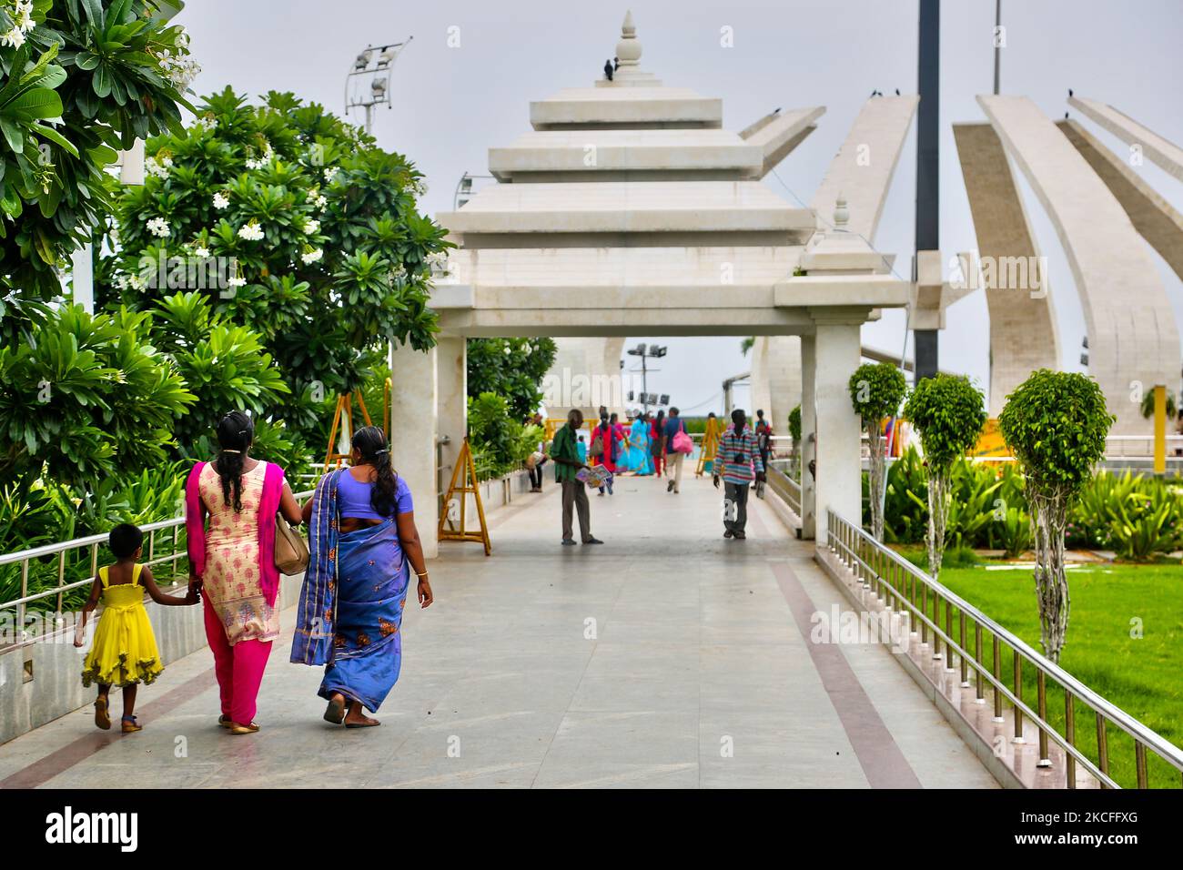 M.G.R e Jayalithaa Memorial Complex (ufficialmente Bharat Ratna Puratchi Thalaivar Dr. M.G.R e Puratchi Thalaivi Amma Selvi. Jayalithaa Memorial Complex) è un complesso commemorativo costruito sulla spiaggia di Marina a Chennai, Tamil Nadu, India. Il memoriale è stato costruito in memoria degli ex capi ministri del Tamil Nadu, M. G. Ramachandran, J. Jayalithaa e Karunanidhi i cui corpi sono stati sepolti nel sito il 6 dicembre 2016. (Foto di Creative Touch Imaging Ltd./NurPhoto) Foto Stock