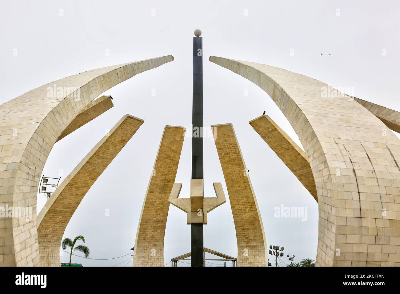 M.G.R e Jayalithaa Memorial Complex (ufficialmente Bharat Ratna Puratchi Thalaivar Dr. M.G.R e Puratchi Thalaivi Amma Selvi. Jayalithaa Memorial Complex) è un complesso commemorativo costruito sulla spiaggia di Marina a Chennai, Tamil Nadu, India. Il memoriale è stato costruito in memoria degli ex capi ministri del Tamil Nadu, M. G. Ramachandran, J. Jayalithaa e Karunanidhi i cui corpi sono stati sepolti nel sito il 6 dicembre 2016. (Foto di Creative Touch Imaging Ltd./NurPhoto) Foto Stock