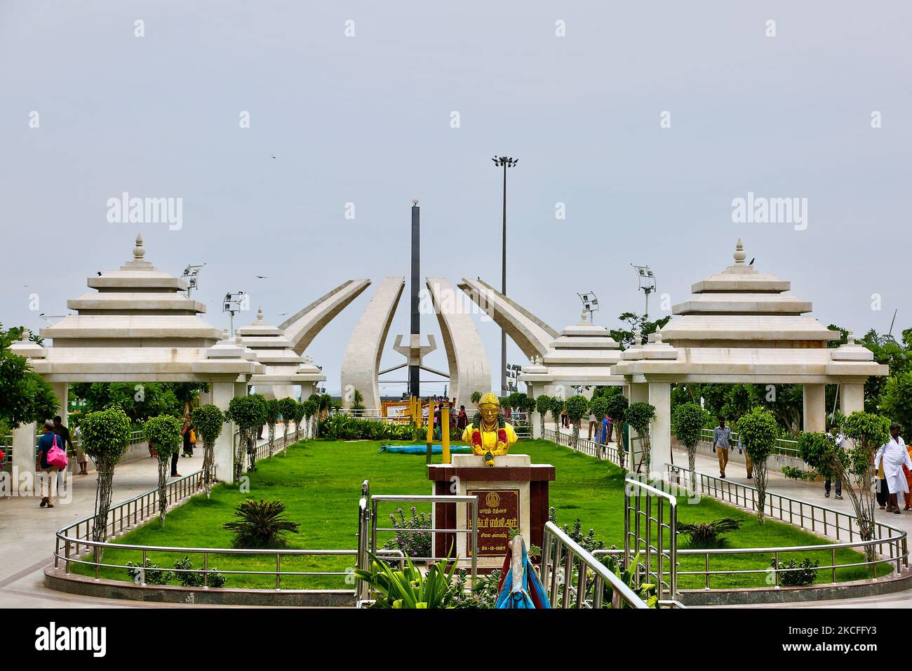 M.G.R e Jayalithaa Memorial Complex (ufficialmente Bharat Ratna Puratchi Thalaivar Dr. M.G.R e Puratchi Thalaivi Amma Selvi. Jayalithaa Memorial Complex) è un complesso commemorativo costruito sulla spiaggia di Marina a Chennai, Tamil Nadu, India. Il memoriale è stato costruito in memoria degli ex capi ministri del Tamil Nadu, M. G. Ramachandran, J. Jayalithaa e Karunanidhi i cui corpi sono stati sepolti nel sito il 6 dicembre 2016. (Foto di Creative Touch Imaging Ltd./NurPhoto) Foto Stock