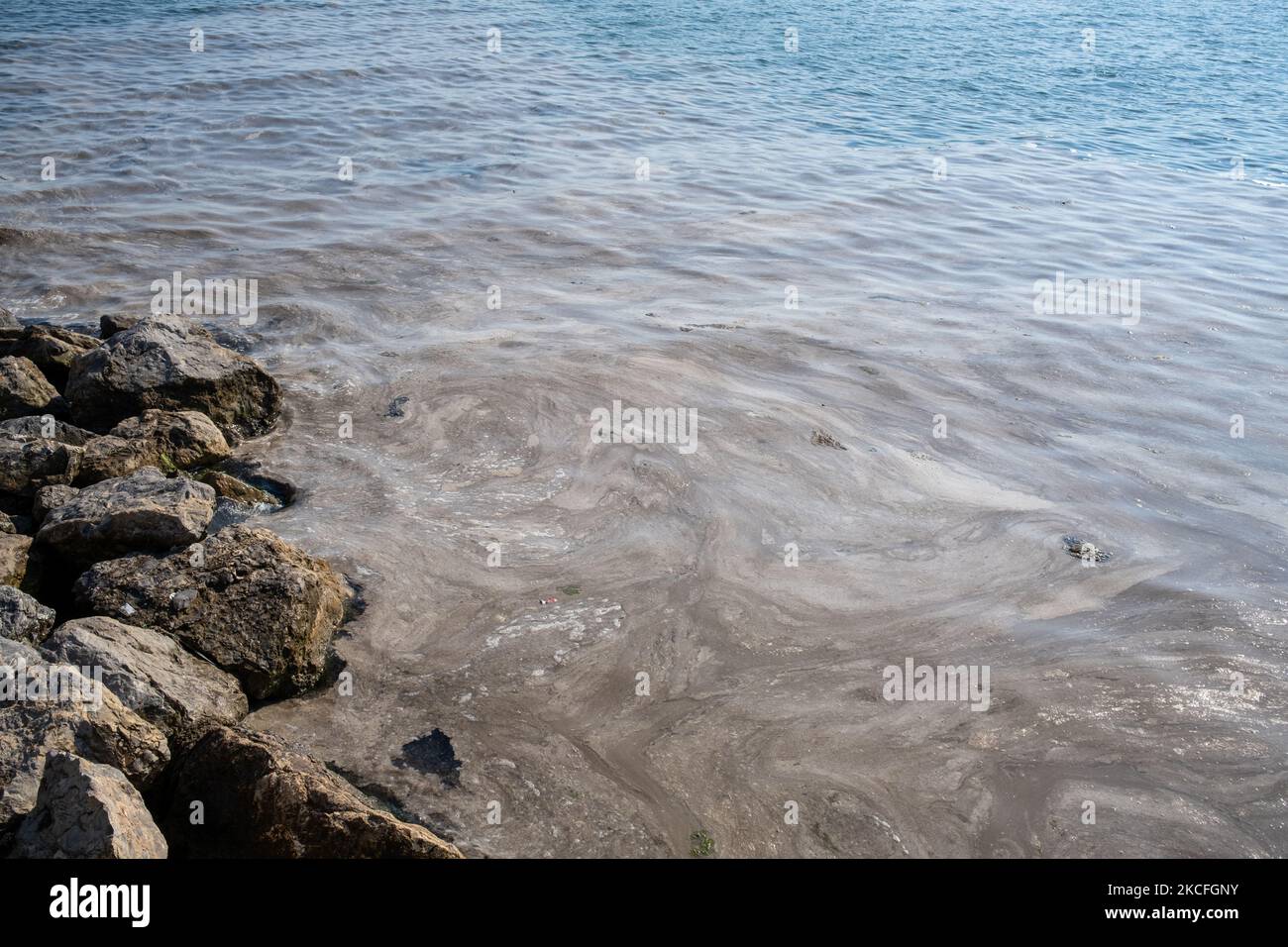 La superficie del Mar di Marmara coperta di Morne (o mucillagine) vista a Istanbul, Turchia il 1 giugno 2021. Il nodo marino è una sostanza gelatinosa formata dall'eccessiva proliferazione di piante microscopiche chiamate fitoplancton. Lo strato spesso causato dal fluido viscoso non può essere pulito nonostante tutti gli sforzi, ed è una grave minaccia per la biodiversità del Mar di Marmara. (Foto di Erhan Demirtas/NurPhoto) Foto Stock