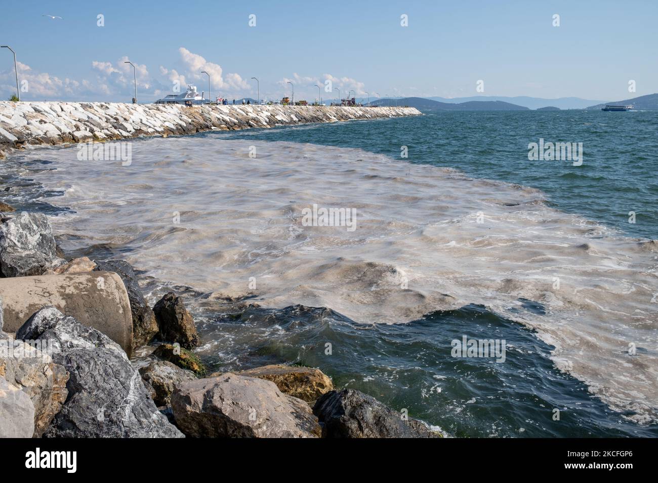 La superficie del Mar di Marmara coperta di Morne (o mucillagine) vista a Istanbul, Turchia il 1 giugno 2021. Il nodo marino è una sostanza gelatinosa formata dall'eccessiva proliferazione di piante microscopiche chiamate fitoplancton. Lo strato spesso causato dal fluido viscoso non può essere pulito nonostante tutti gli sforzi, ed è una grave minaccia per la biodiversità del Mar di Marmara. (Foto di Erhan Demirtas/NurPhoto) Foto Stock