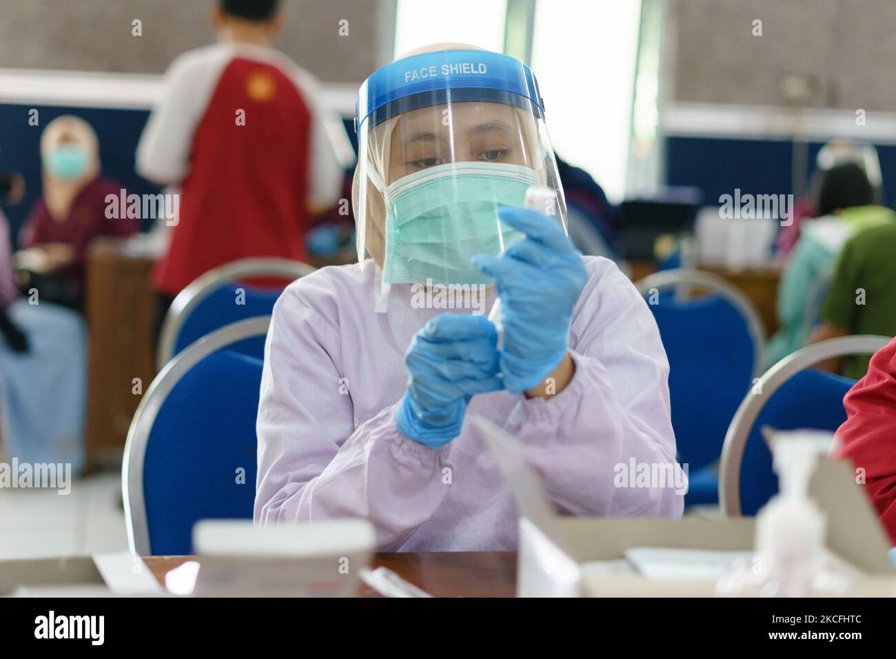 Un operatore sanitario prepara una dose del vaccino Sinovac Biotech Ltd. Covid-19 durante la vaccinazione di massa a Salatiga il 3 giugno 2021. Il Ministero della Salute indonesiano sta puntando a un aumento del programma di vaccinazione da 500.000 dosi al giorno a 1 milioni di dosi al giorno. (Foto di Galih Yoga/NurPhoto) Foto Stock