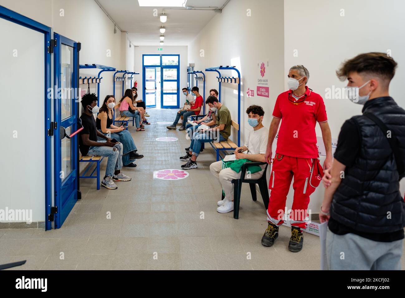 Gli studenti che si apprestano a laurearsi in sala d'attesa dopo aver effettuato la vaccinazione anticovida a Molfetta, Italia, nel centro di vaccinazione dello Stadio Cozzoli il 3 giugno 2021. Il centro di vaccinazione istituito in via Cozzoli di Molfetta, negli spazi dello stadio di atletica, ha accolto oggi 1100 laureati che oggi hanno ricevuto il vaccino anti-covid. Questi sono gli studenti che frequentano le scuole di Molfetta, che si avvicinano alla laurea dopo più di un anno e mezzo di scuola trascorsa a papà. I loro nomi sono stati forniti direttamente dagli istituti che frequentano. (Foto di Davide Pischettola/NurPhoto) Foto Stock