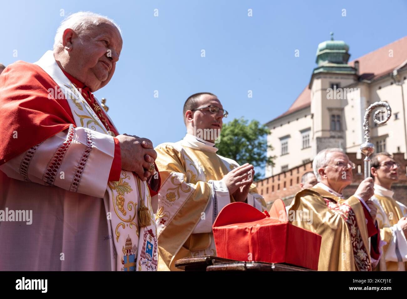 Il Cardinale Stanislaw Dziwisz cammina nella processione del corpo Santo e del sangue di Cristo nella Città Vecchia di Cracovia il 3 giugno 2021. La tradizionale processione della chiesa cattolica ha un posto molto importante nel calendario polacco. La gerarchia della Chiesa cattolica polacca, tra cui il vescovo Marek Jedraszewski e il cardinale Stanislaw Dziwisz, partecipa a questa processione. (Foto di Dominika Zarzycka/NurPhoto) Foto Stock