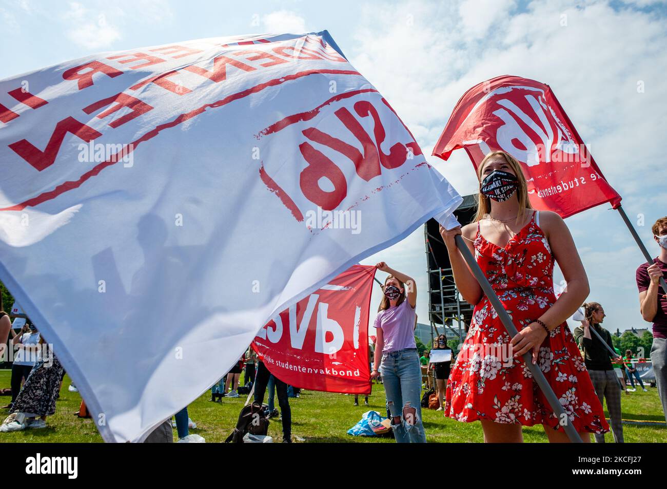 Durante lo sciopero studentesco a livello nazionale, organizzato a l'Aia il 3rd giugno 2021, gli studenti stanno tenendo bandiere di sindacati studenteschi. (Foto di Romy Arroyo Fernandez/NurPhoto) Foto Stock