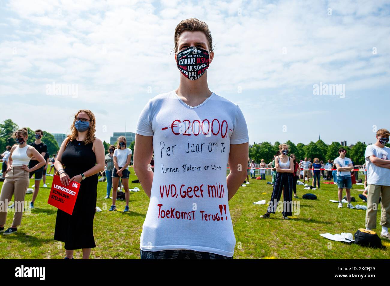 Uno studente indossa una maglietta con un messaggio contro il sistema di prestito scritto su di essa, durante lo sciopero studentesco nazionale, organizzato a l'Aia il 3rd giugno 2021. (Foto di Romy Arroyo Fernandez/NurPhoto) Foto Stock