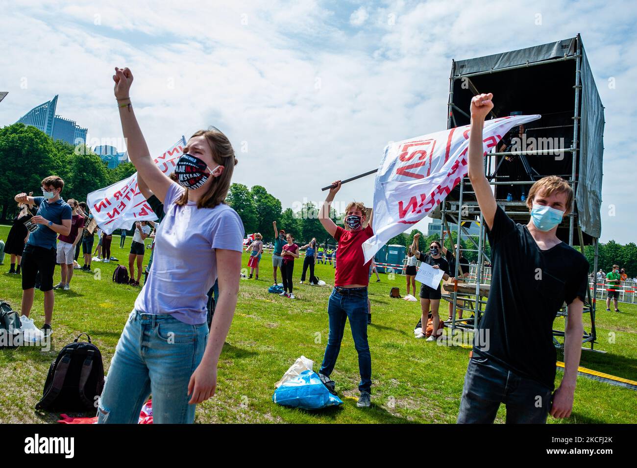 Gli studenti stanno alzando le mani in aria, durante lo sciopero degli studenti a livello nazionale, organizzato a l'Aia il 3rd giugno 2021. (Foto di Romy Arroyo Fernandez/NurPhoto) Foto Stock