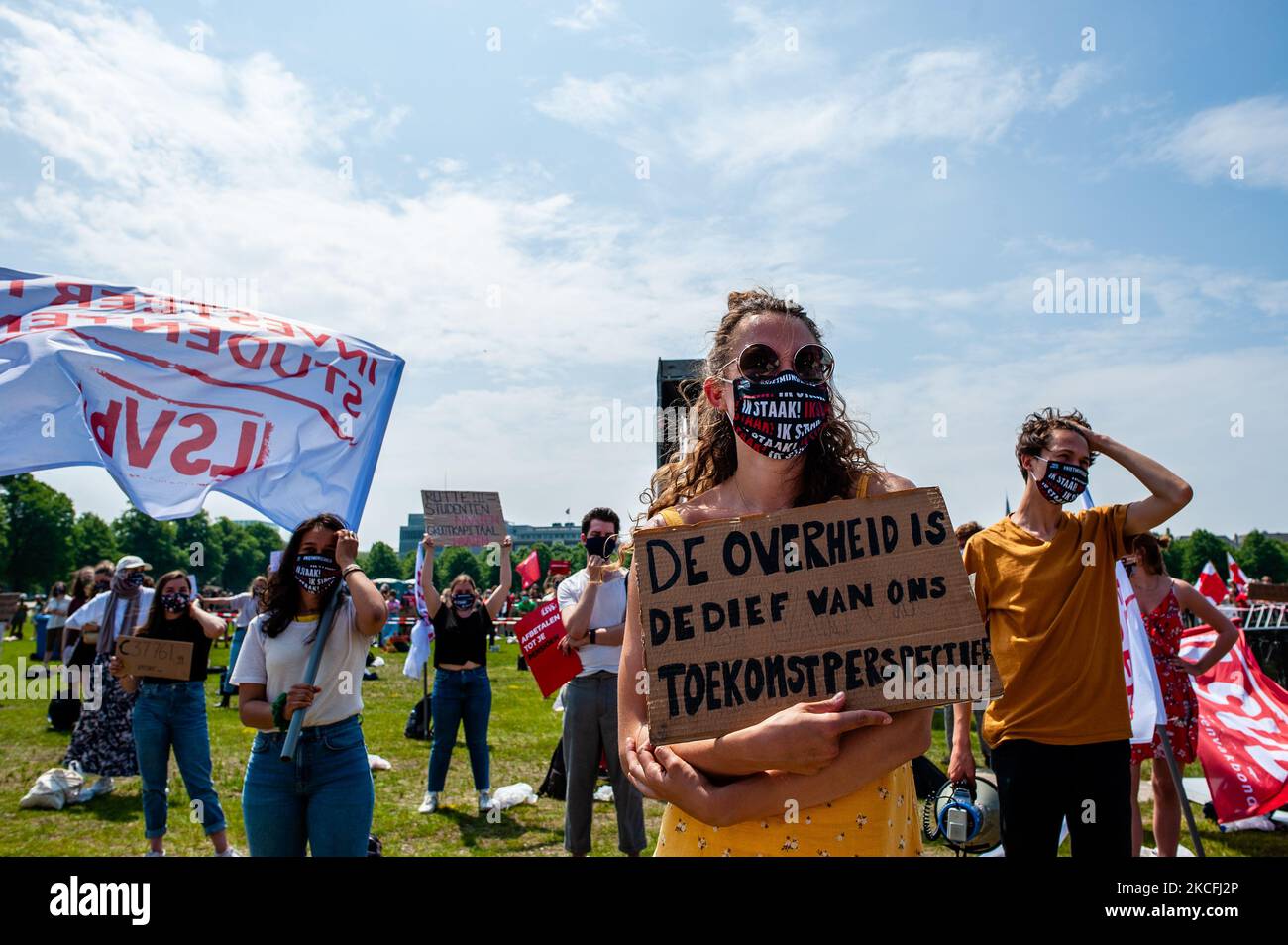 Una donna sta tenendo un cartellone contro il sistema di prestito degli studenti, durante lo sciopero degli studenti a livello nazionale, organizzato a l'Aia il 3rd giugno 2021. (Foto di Romy Arroyo Fernandez/NurPhoto) Foto Stock