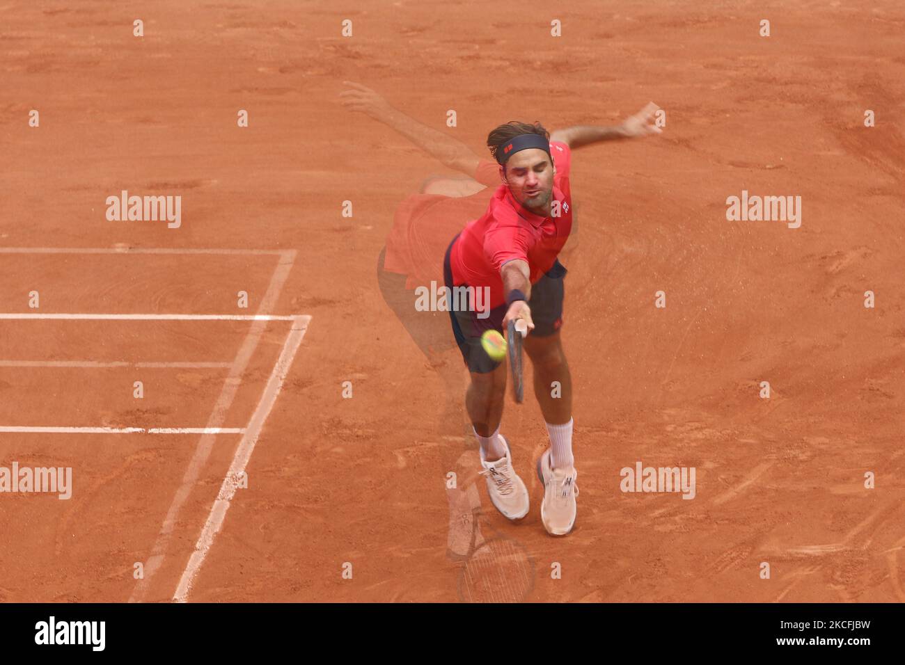 Roger Federer di Svizzera riscalda la palla durante il secondo turno contro Marin Cilic di Croazia durante il giorno cinque del 2021° Open francese al Roland Garros il 03 giugno 2021 a Parigi, Francia. (Foto di Mehdi Taamallah/NurPhoto) Foto Stock