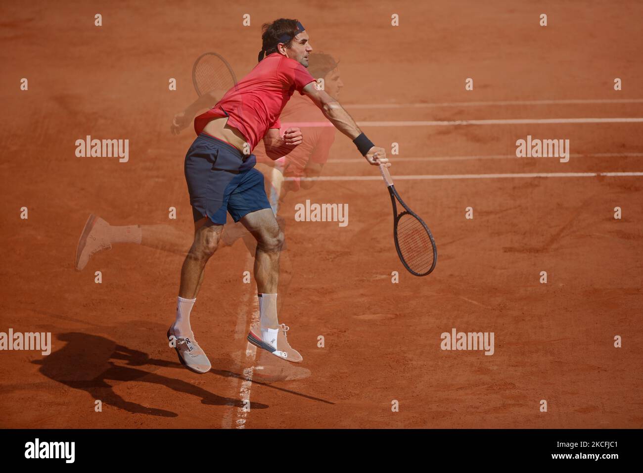 Roger Federer di Svizzera riscalda la palla durante il secondo turno contro Marin Cilic di Croazia durante il giorno cinque del 2021° Open francese al Roland Garros il 03 giugno 2021 a Parigi, Francia. (Foto di Mehdi Taamallah/NurPhoto) Foto Stock