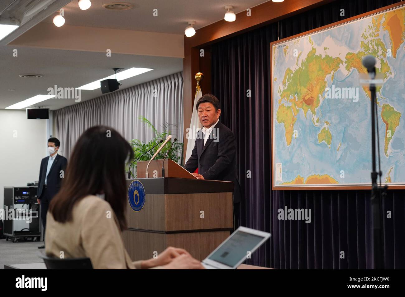 Il ministro degli Esteri giapponese Toshimitsu Motegi racconta alla conferenza stampa la decisione del governo di donare vaccini a Taiwan il 4 giugno 2021 alla Farnesina di Tokyo. Motegi ha affermato che la decisione è stata presa sulla base della "nostra importante partnership e amicizia con Taiwan", e ha spiegato che le 1,24 milioni di dosi di vaccini AstraZeneca COVID-19 sarebbero state consegnate a Taipei per via aerea lo stesso giorno. (Foto di Jinhee Lee/NurPhoto) Foto Stock