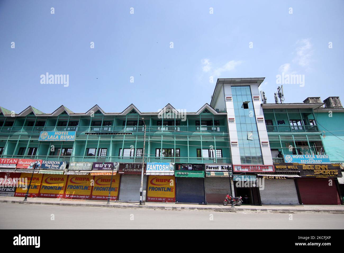 Una visione di hub commerciale chiuso come Covid-19 restrizioni sono state imposte per contenere la diffusione di Covid-19 infezione da Coronavirus a Srinagar, Kashmir, India il 04 giugno 2021. (Foto di Faisal Khan/NurPhoto) Foto Stock