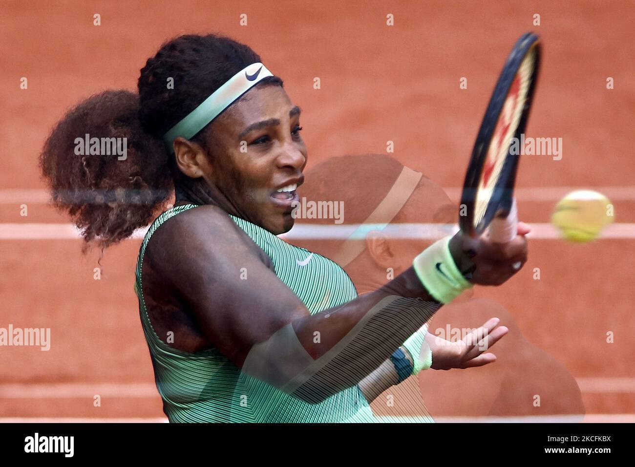 Serena Williams degli Stati Uniti in azione contro Danielle Collins degli Stati Uniti su Court Philippe-Chatrier durante il terzo round del concorso di singles al torneo di tennis francese Open 2021 di Roland Garros il 4th 2021 giugno a Parigi, Francia. (Foto di Mehdi Taamallah/NurPhoto) Foto Stock