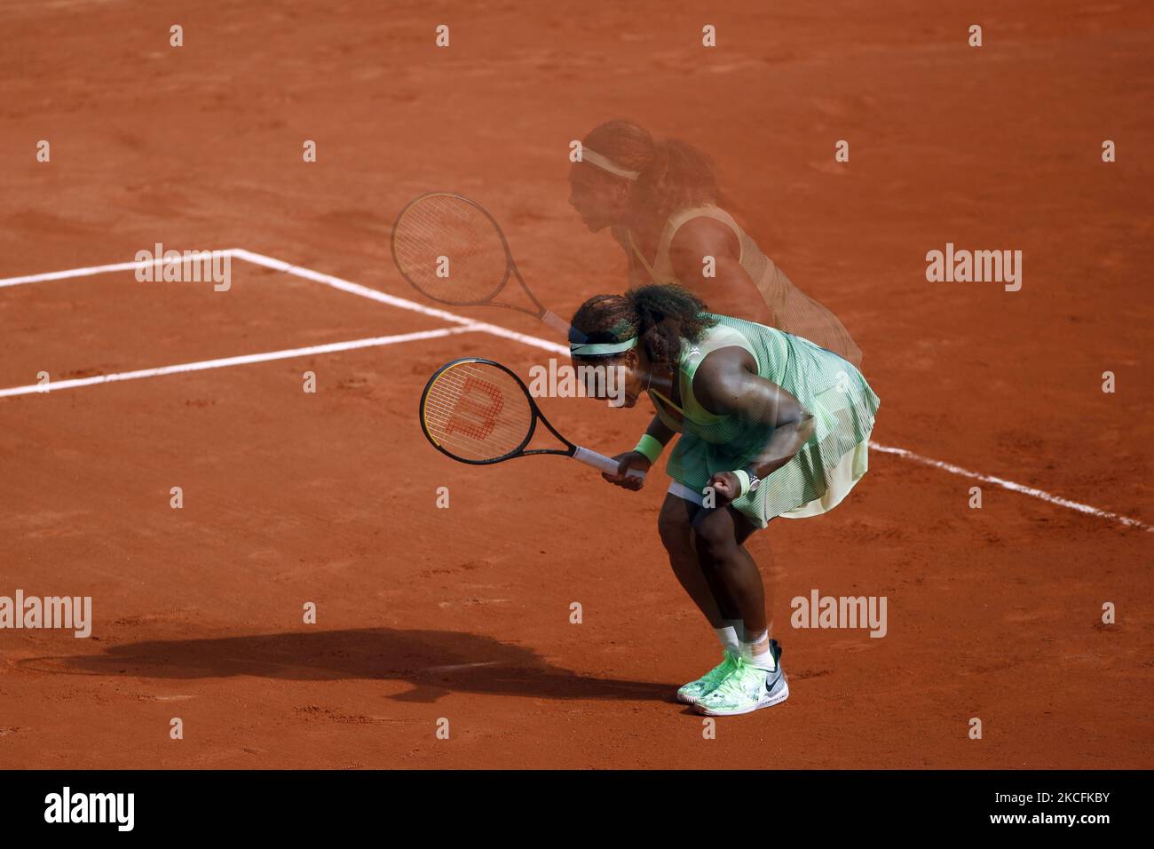 Serena Williams degli Stati Uniti in azione contro Danielle Collins degli Stati Uniti su Court Philippe-Chatrier durante il terzo round del concorso di singles al torneo di tennis francese Open 2021 di Roland Garros il 4th 2021 giugno a Parigi, Francia. (Foto di Mehdi Taamallah/NurPhoto) Foto Stock