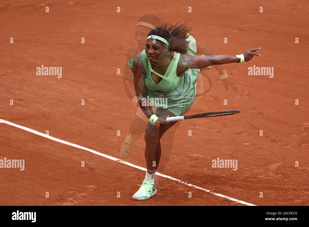 Serena Williams degli Stati Uniti in azione contro Danielle Collins degli Stati Uniti su Court Philippe-Chatrier durante il terzo round del concorso di singles al torneo di tennis francese Open 2021 di Roland Garros il 4th 2021 giugno a Parigi, Francia. (Foto di Mehdi Taamallah/NurPhoto) Foto Stock