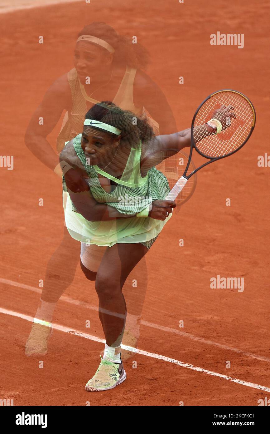 Serena Williams degli Stati Uniti in azione contro Danielle Collins degli Stati Uniti su Court Philippe-Chatrier durante il terzo round del concorso di singles al torneo di tennis francese Open 2021 di Roland Garros il 4th 2021 giugno a Parigi, Francia. (Foto di Mehdi Taamallah/NurPhoto) Foto Stock