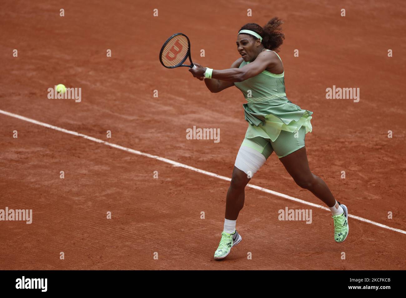 Serena Williams degli Stati Uniti in azione contro Danielle Collins degli Stati Uniti su Court Philippe-Chatrier durante il terzo round del concorso di singles al torneo di tennis francese Open 2021 di Roland Garros il 4th 2021 giugno a Parigi, Francia. (Foto di Mehdi Taamallah/NurPhoto) Foto Stock