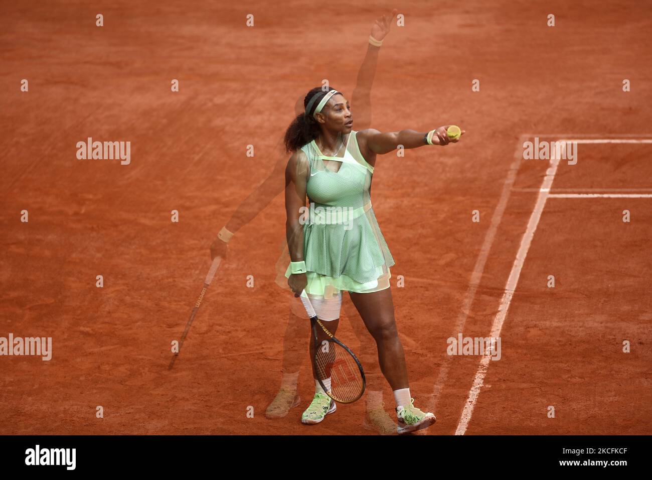 Serena Williams degli Stati Uniti in azione contro Danielle Collins degli Stati Uniti su Court Philippe-Chatrier durante il terzo round del concorso di singles al torneo di tennis francese Open 2021 di Roland Garros il 4th 2021 giugno a Parigi, Francia. (Foto di Mehdi Taamallah/NurPhoto) Foto Stock