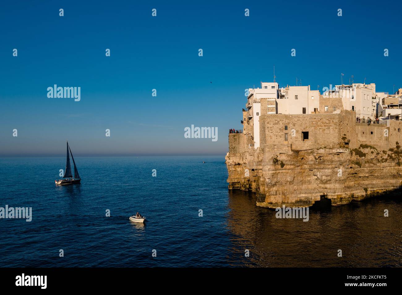 La scogliera di lama Monachile vista dall'alto a Polignano a Mare il 4 giugno 2021. La Puglia è la regione più bella del mondo per la seconda volta consecutiva, il premio "Best Value Travel Destination in the World" riconosciuto dal National Geographic, e riconfermato anche da Lonely Planet e New York Times. I turisti iniziano a affollare le spiagge e i luoghi più caratteristici della Regione come Polignano a Mare, soprattutto da turisti stranieri ma anche dagli stessi apuliani che preferiscono godersi il mare soprattutto nei fine settimana. (Foto di Davide Pischettola/NurPhoto) Foto Stock