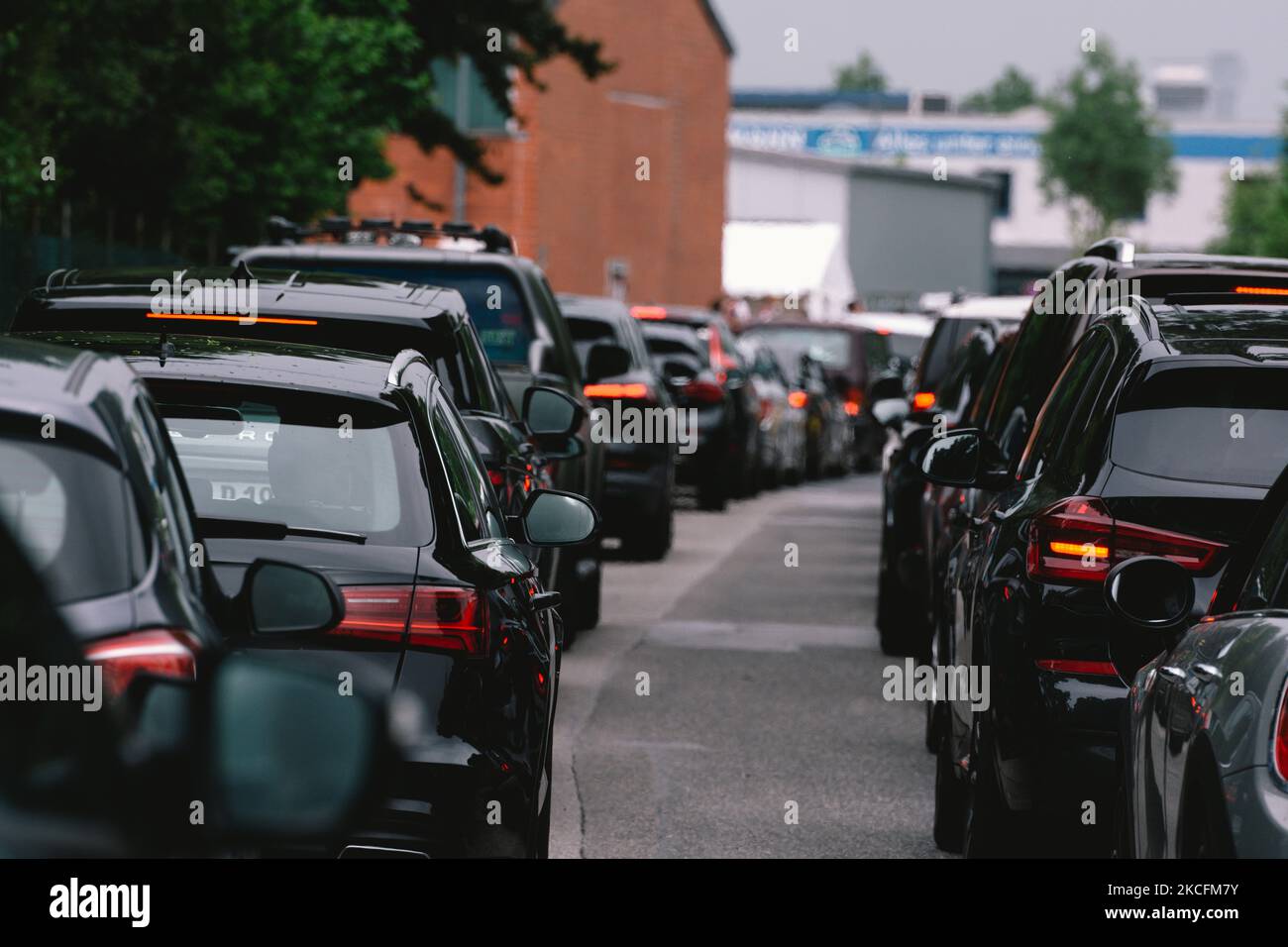 Le automobili sono viste in attesa di vaccinazione a Meerbusch, vicino Duesseldorf, Germania, Germania il 5 giugno 2021 come un giorno 3000 l'azione di vaccinazione con Johnson & Johnson è tenuta da tutti gli aiuti dai medici locali (Foto di Ying Tang/NurPhoto) Foto Stock