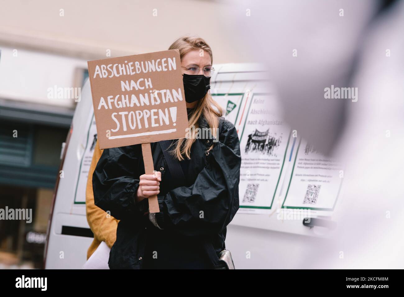 Un manifestante ha in mano un segno di "fermare la deportazione in Afhanistan" durante la protesta contro i profughi deportati di nuovo a Colonia, Germania, il 5 giugno 2021 (Foto di Ying Tang/NurPhoto) Foto Stock