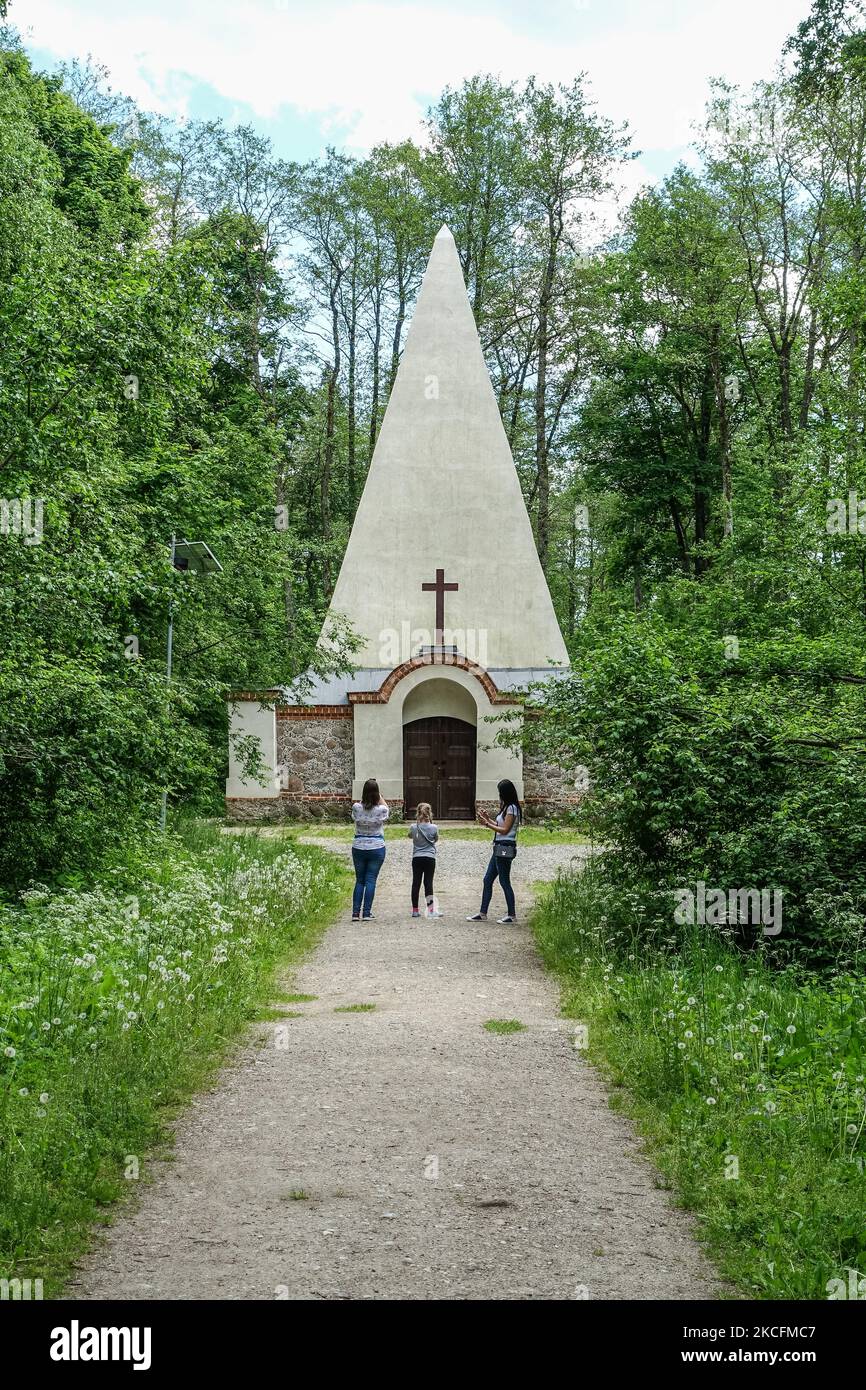 Piramide si vede a Rapa, in Polonia, il 3 giugno 2021 la piramide di Rapa fu costruita da Friedrich Heinrich Fahrenheit (anche scritto Fahrenheid), un importante ufficiale e nobile della Prussia Imperiale orientale che era anche un appassionato collezionista d'arte e viaggiatore mondiale. Travolto dal fascino contemporaneo dell'antico Egitto, divenne ossessionato dalla mummificazione e dalle credenze faraoniche dell'aldilà. (Foto di Michal Fludra/NurPhoto) Foto Stock