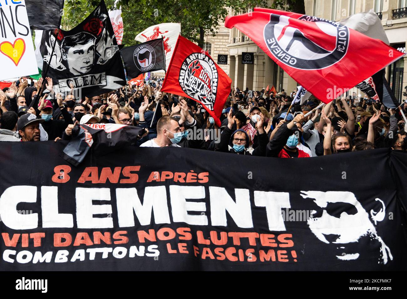 La gente partecipa a una manifestazione a Parigi il 5 giugno 2021, un giorno dopo che due ex teste di testa coinvolte nella morte dell'attivista antifascista Clement Meric, ucciso durante un combattimento nel 2013, sono state condannate a 8 e 5 anni di prigione dalla corte delle Assise. (Foto di Jerome Gilles/NurPhoto) Foto Stock