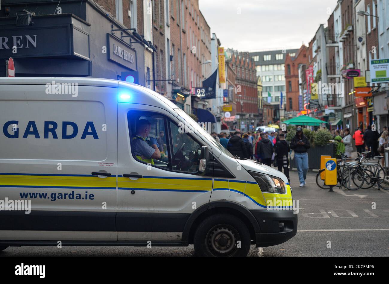 I membri della Gardai Public Order Unit applicano le restrizioni COVID-19 a Anne Street South nel centro di Dublino. Domenica 5 giugno 2021 a Dublino, Irlanda. (Foto di Artur Widak/NurPhoto) Foto Stock