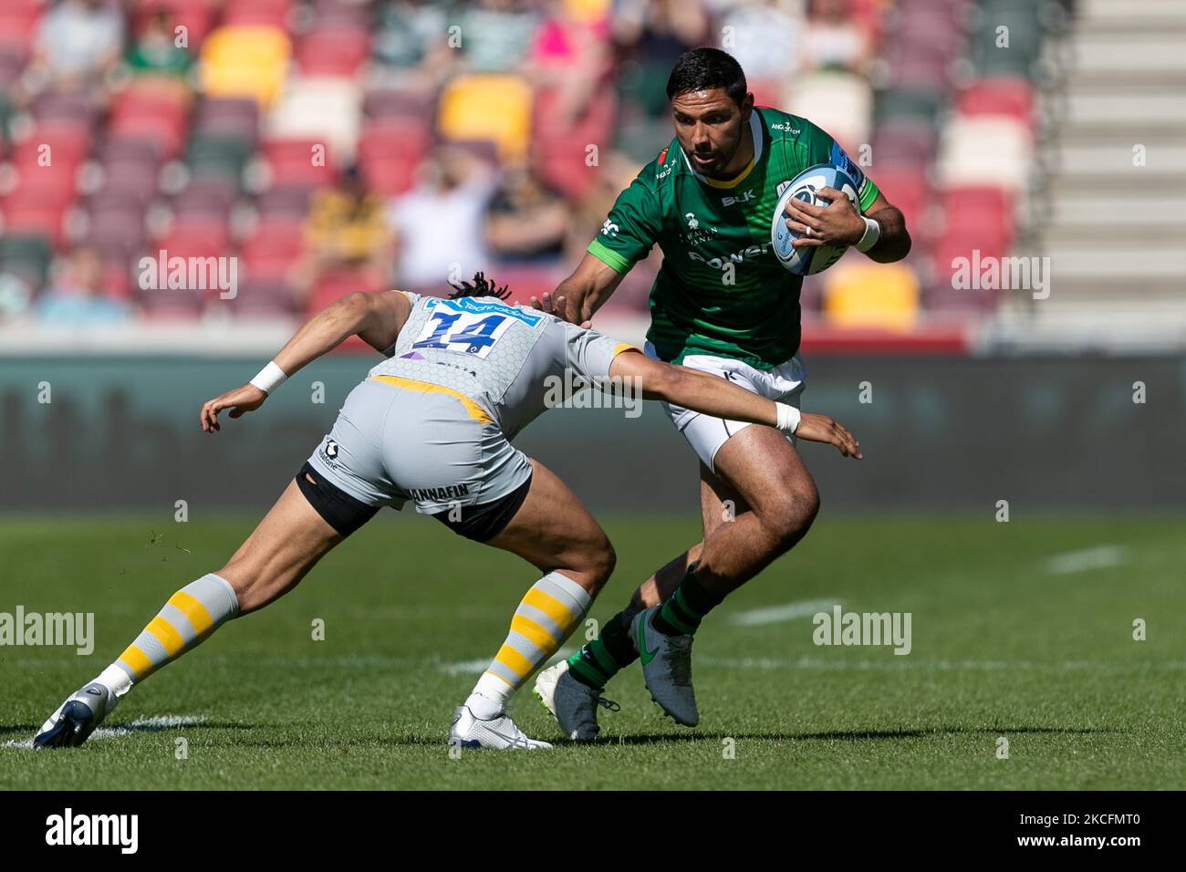 Curtis Rona of London Irish cessa Marcus Watson of Wasps durante la partita Gallagher Premiership tra London Irish e Wasps al Brentford Community Stadium di Brentford sabato 5th giugno 2021. (Foto di Juan Gasparini/MI News/NurPhoto) Foto Stock