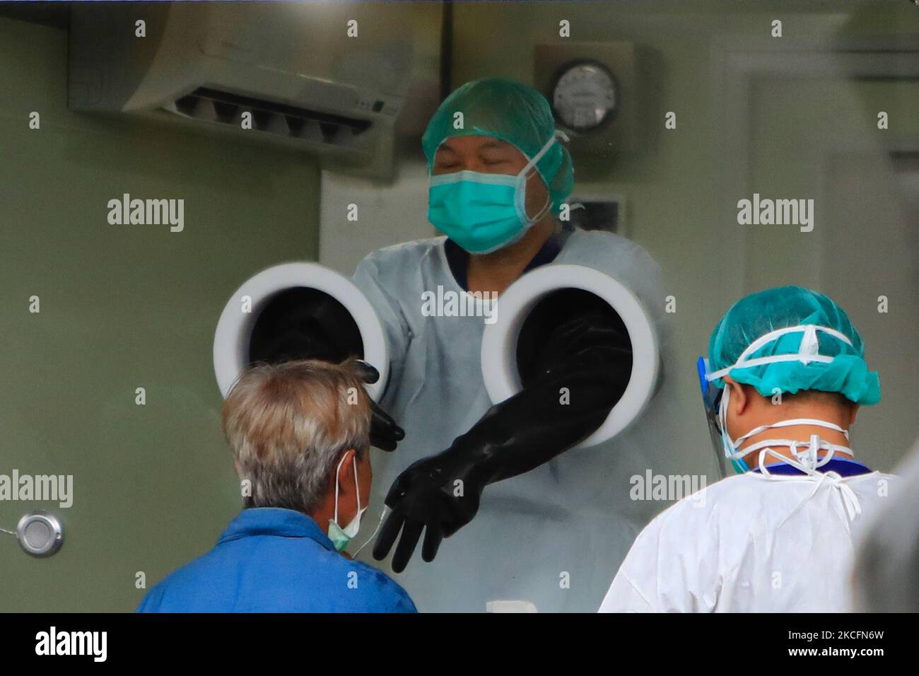 Le persone continuano a ricevere test rapidi di Covid in un ospedale dove i medici che indossano un PPE le somministrano, a seguito di un aumento del numero di morti e infezioni domestiche di Covid-19, a New Taipei, Taiwan, il 5 giugno 2021. Secondo Taiwan CDC, Taiwan la domenica ha riportato 36 nuovi decessi e 335 casi domestici, pur mancando la fornitura di vaccini. (Foto di Ceng Shou Yi/NurPhoto) Foto Stock