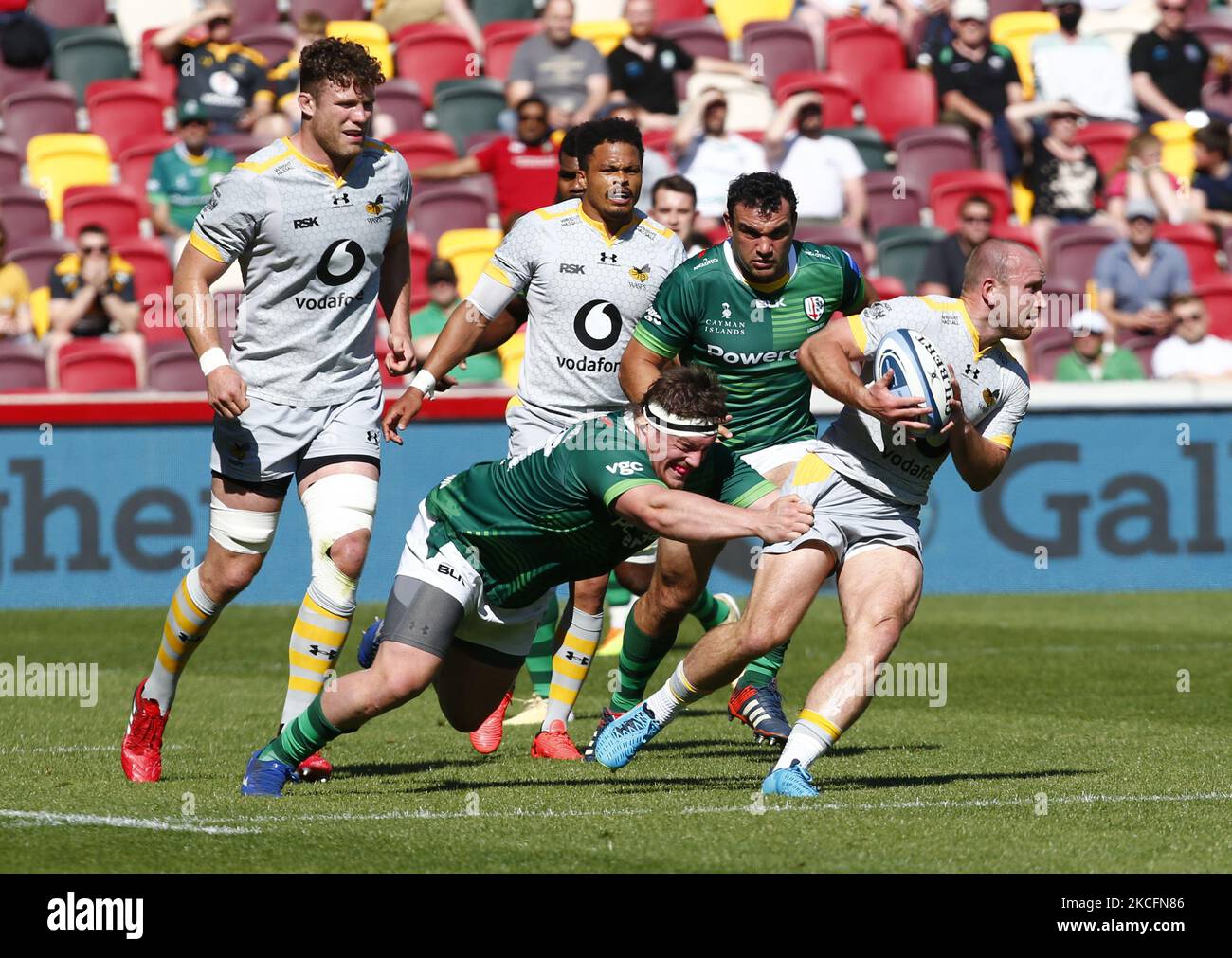 DaN Robson di Wasps RFC viene affrontato da Will Goodrick-Clarke di Londra irlandese durante la Gallagher Premiership tra Londra irlandese e Wasps al Brentford Community Stadium , Brentford, Regno Unito il 05th giugno 2021 (Photo by Action Foto Sport/NurPhoto) Foto Stock