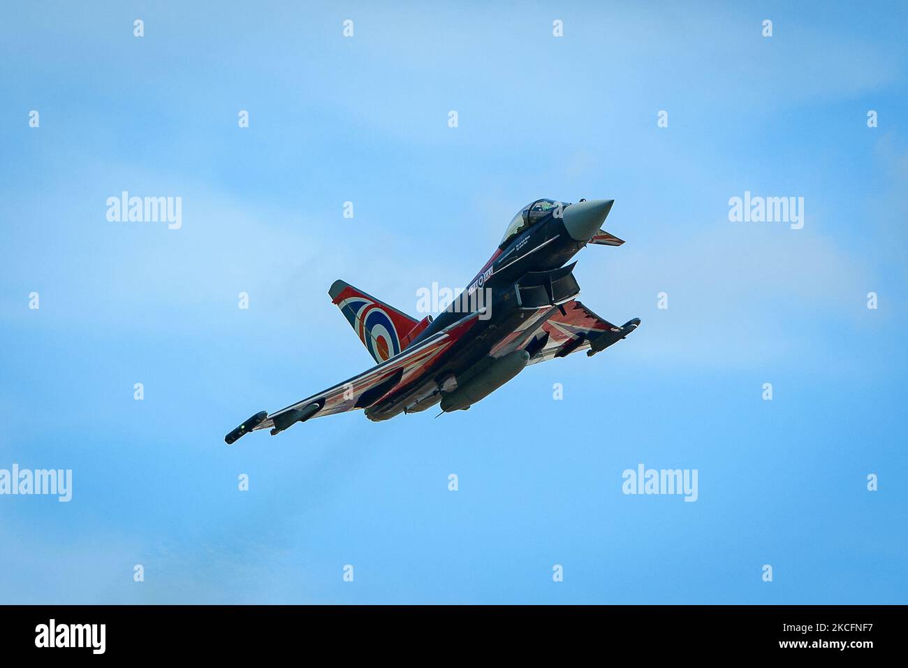 CASTELLO DONINININGTON, REGNO UNITO. GIUGNO 6th ZJ914 Royal Air Force Eurofighter Typhoon FGR4 dipinto in schema di vernice 'Union Flag', pilotato da Flt Lt James Sainty del 29 Squadron 2021 RAF Typhoon display Team esce al Midlands Air Festival a Ragley Hall. Aeroporto delle East Midlands. Sabato 5 Giugno 2021. (Foto di Jon Hobley/MI News/NurPhoto) Foto Stock