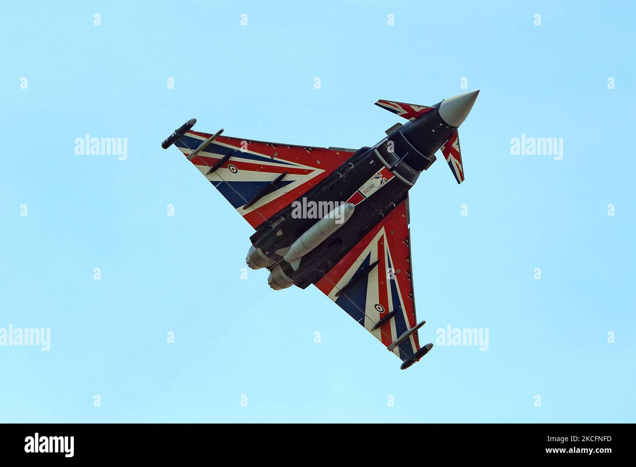 CASTELLO DONINININGTON, REGNO UNITO. GIUGNO 6th ZJ914 Royal Air Force Eurofighter Typhoon FGR4 dipinto in schema di vernice 'Union Flag', pilotato da Flt Lt James Sainty del 29 Squadron 2021 RAF Typhoon display Team esce al Midlands Air Festival a Ragley Hall. Aeroporto delle East Midlands. Sabato 5 Giugno 2021. (Foto di Jon Hobley/MI News/NurPhoto) Foto Stock