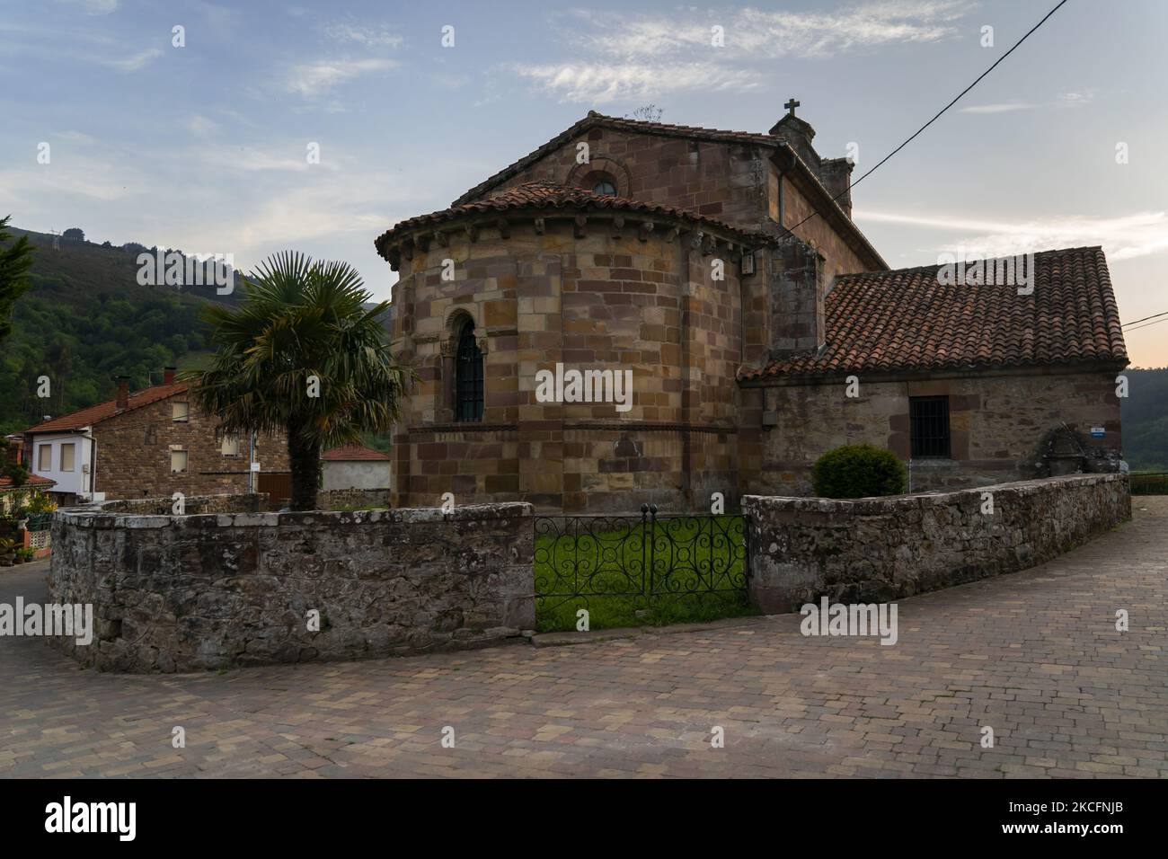Chiesa di Santa Maria del Yermo, nel comune di Cartes, Cantabria, Spagna, il 6 giugno 2021. Si tratta di una chiesa a pianta rettangolare, a navata unica, che termina con un'abside semicircolare. Si tratta di uno degli edifici più rappresentativi dello stile romanico montano, considerando che il suo stile è arcaico o proto-gotico romanico, risale al 13th ° secolo ed è considerato ''bene di interesse culturale''. (Foto di Joaquin Gomez Sastre/NurPhoto) Foto Stock