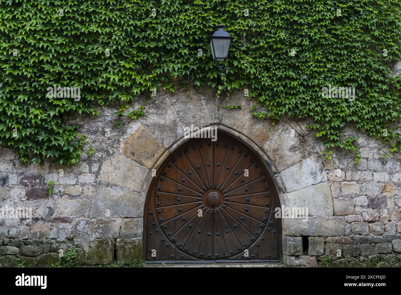 Particolare di una delle porte del Torreon de Cartes è una torre-casa difensiva attraversata la strada principale di Cartes, Cantabria, Spagna, il 6 giugno 2021, Una vecchia strada reale, che la attraversa, è i resti di una vecchia fortezza medievale costruita nel 15th ° secolo per difendersi dai signori vicini di la Vega (attuale Torrelavega). (Foto di Joaquin Gomez Sastre/NurPhoto) Foto Stock